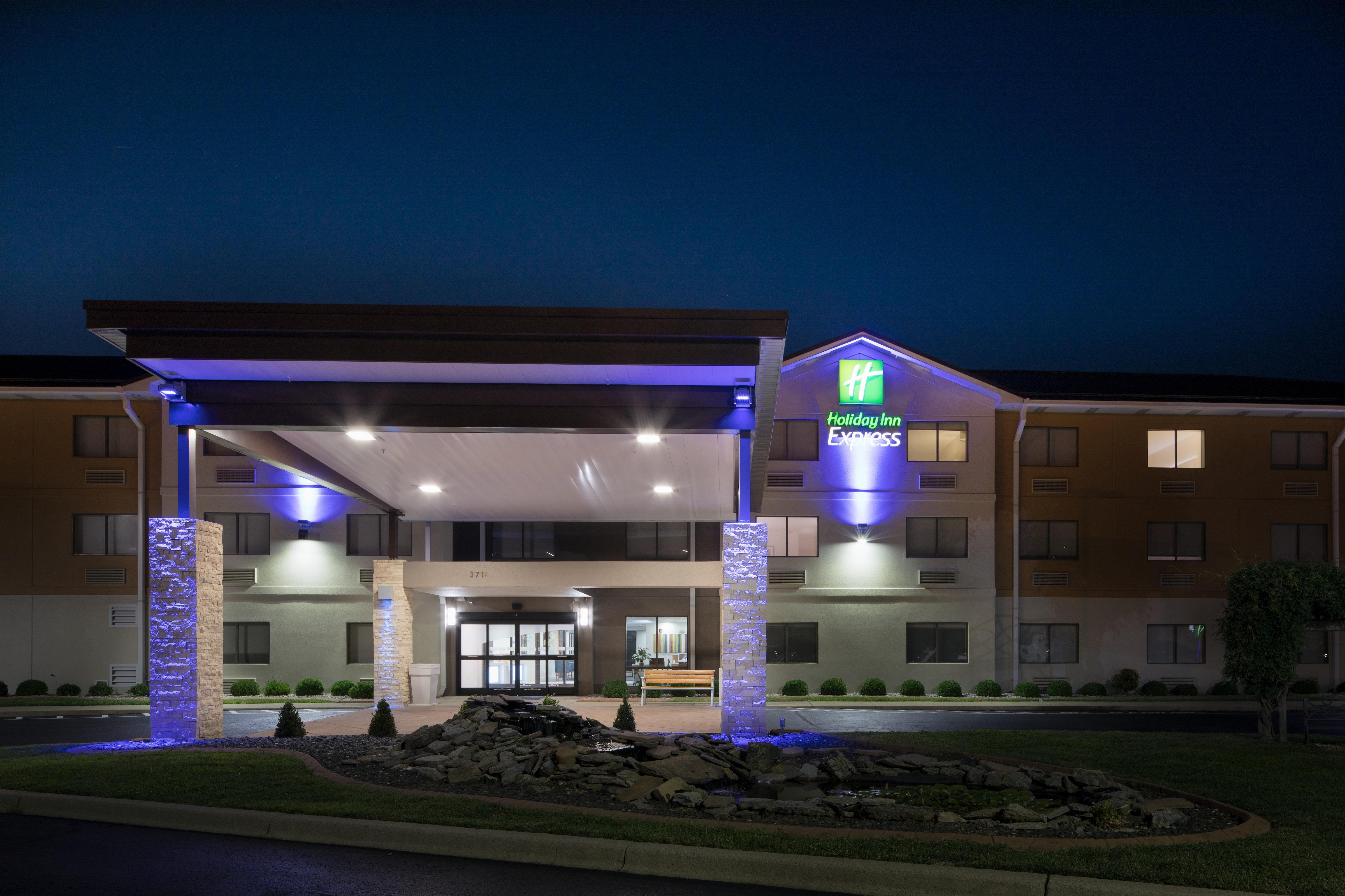 Holiday Inn Express Louisville Northeast, An Ihg Hotel Exterior foto